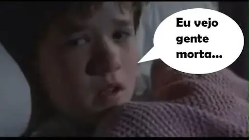 Menino deitado com o dizer: Eu vejo gente morta...