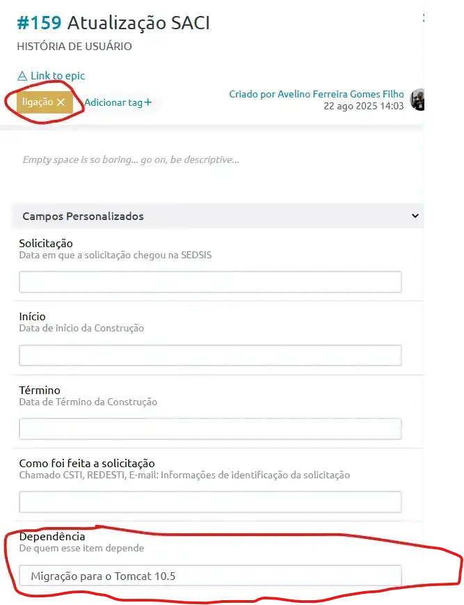 Tela de uma história de usuário no sistema de gestão de tarefas, intitulada “#159 Atualização SACI”. No topo, aparece uma tag em laranja com a palavra “ligação”. Mais abaixo, no campo “Dependência – De quem esse item depende”, está preenchido com “Migração para o Tomcat 10.5