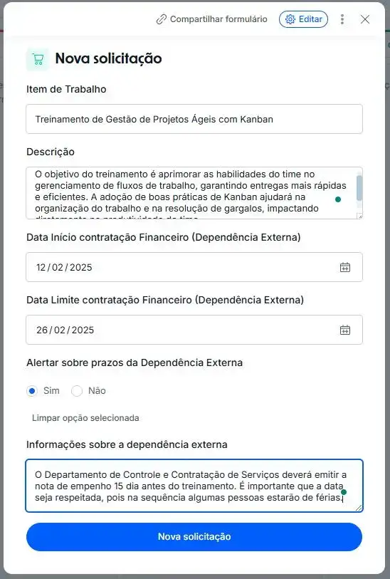 Formulário de nova solicitação com detalhes sobre um treinamento de gestão de projetos ágeis com Kanban. O formulário inclui informações sobre o item de trabalho, descrição do objetivo do treinamento, datas de início e limite da contratação financeira, alerta sobre prazos da dependência externa e detalhes adicionais sobre a dependência externa, como a emissão de uma nota de empenho 15 dias antes do treinamento.