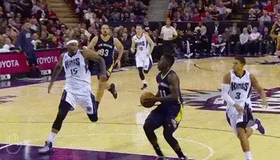 Uma das disfunções mais comuns representadas por um toco de basquete. DeMarcus Cousins jogador da NBA pelo Golden State bloqueia um lançamento de um jogador rival