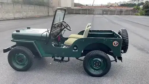 Jipe militar (Jeep Wilys) verde clássico com design minimalista, essencial para transporte off-road
