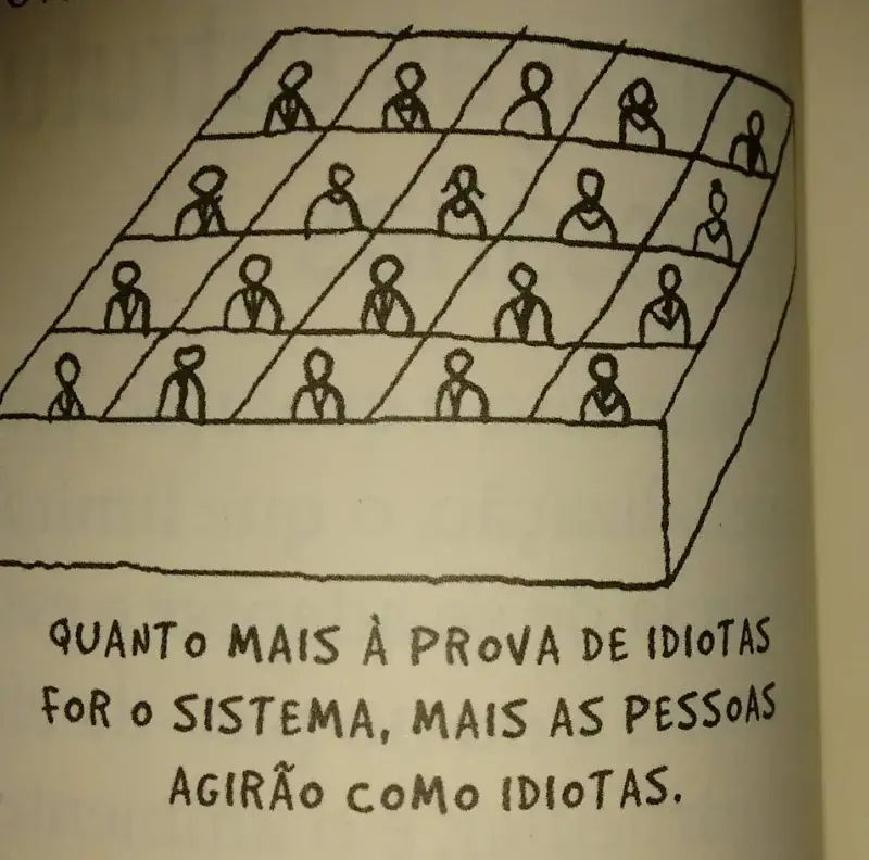Pessoas separadas em box (similar a uma caixa de ovos). Na parte de baixo aparece a frase: Quanto mais à prova de idiotas for o sistema, mais as pessoas agirão como idiotas.