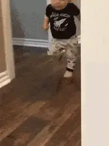 Meme de um bebê vendo algo que não gostou e fugindo. A imagem é um GIF animado. Esta imagem é uma referência a feedbacks que você não precisa aceitar na hora.