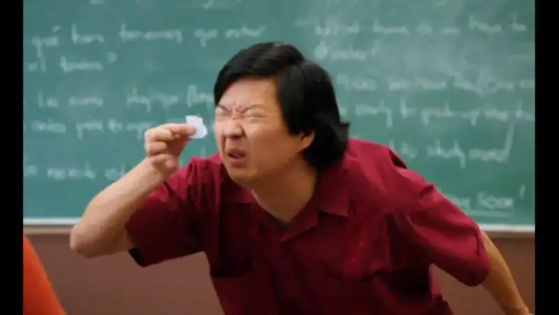 Homem tentando ler um papel minúsculo